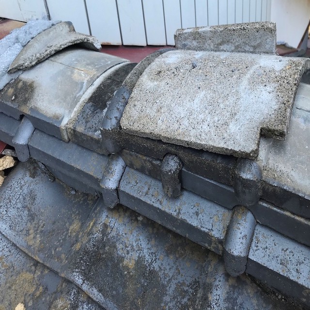 棟瓦が崩壊している那珂市のセメント瓦屋根