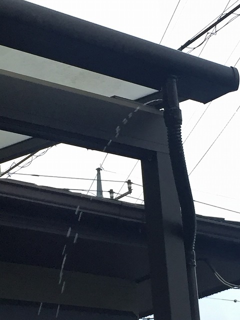 ジャバラ止めホースから飛び出す雨水