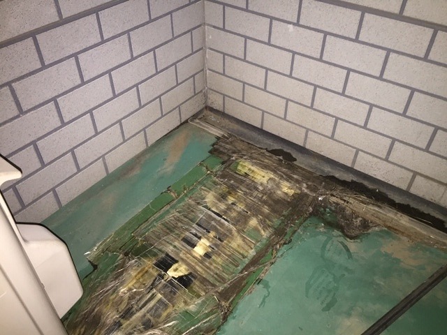 擦り切れてしまっているベランダのシート防水