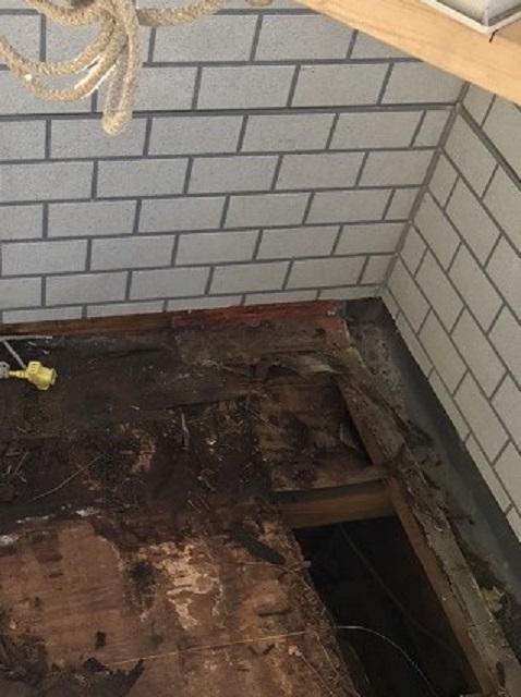 擦り切れたベランダのシート防水を捲ると木下地が腐食している