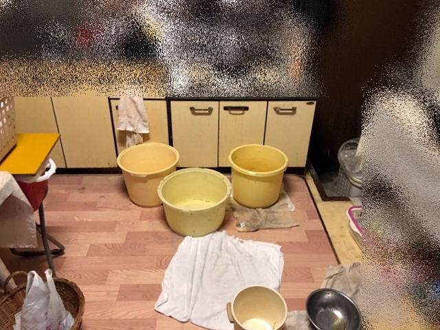 雨水漏れの場所にバケツやタオルなどを敷く