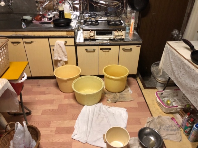 お客様が撮影された台風15号当日の台所雨漏り画像