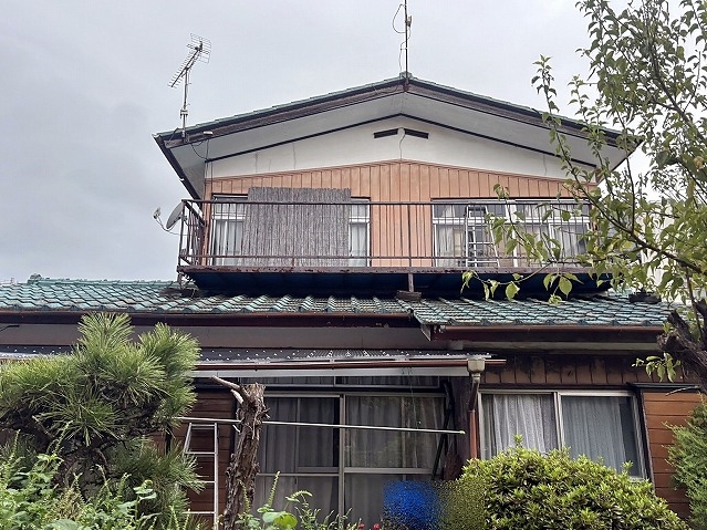 雨漏りで屋根が陥没した水戸市の住宅
