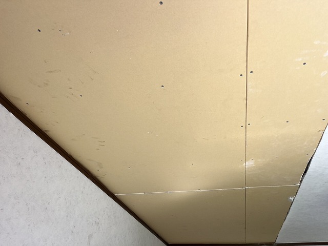 湿った断熱材を撤去した後しっかり乾燥させてから取り付けた天井ボード