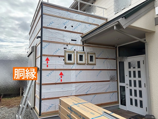 外壁の金属サイディングを固定する胴縁を設置