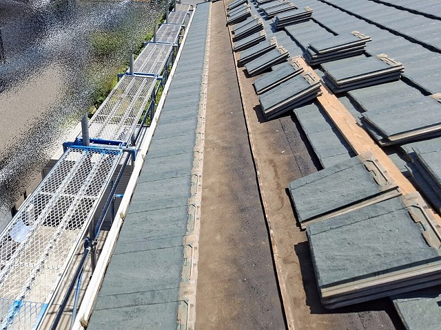 破風板を削り軒先板金を設置した部分に瓦を戻す