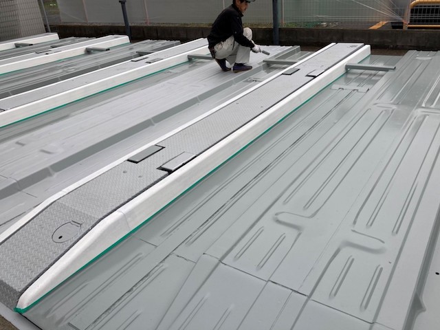 錆び止め塗料を実施している職人