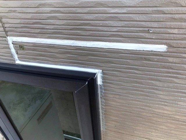 外壁の破損箇所にウレタンコーキングの充填終了