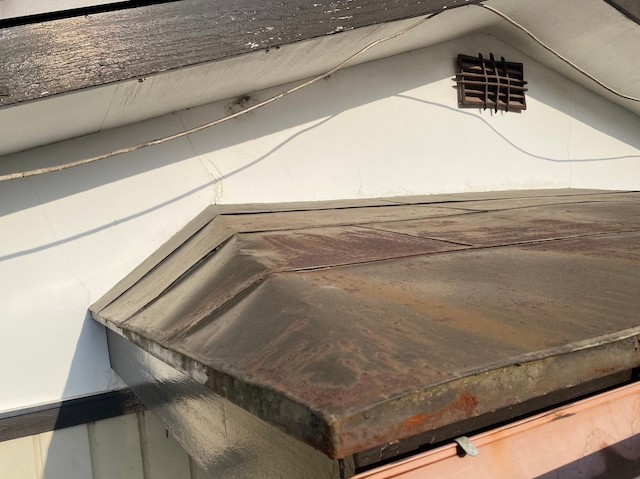 サビが進行していたあ玄関の庇屋根