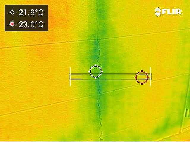 赤外線で映した外壁のひび割れ