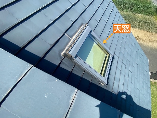 急勾配の屋根に設置された天窓