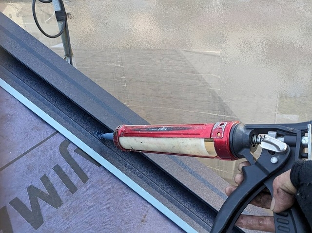 施工中のケラバ板金