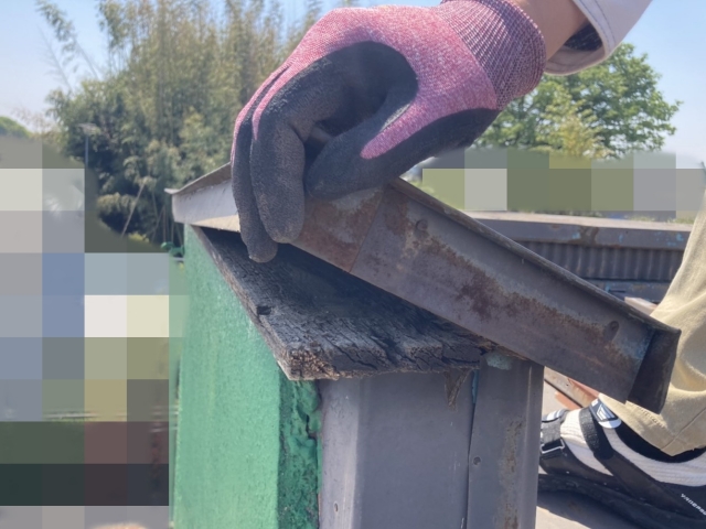 下地が腐敗し手で持ち上がってしまう