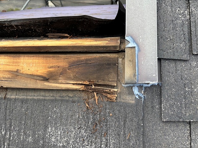 コーキングの劣化であいた隙間から雨水が侵入し貫板が腐食