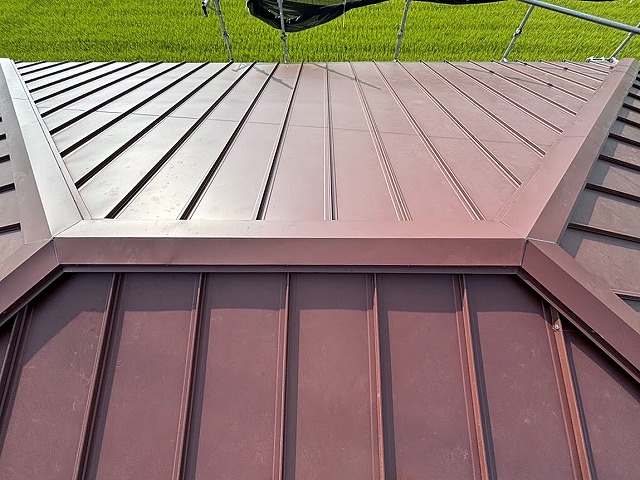 仕上げの棟板金が設置された立平葺きの屋根