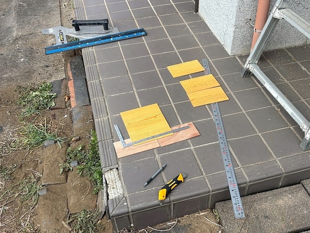 玄関の軒天のサイズに合わせ化粧べニヤを一枚ずつカット