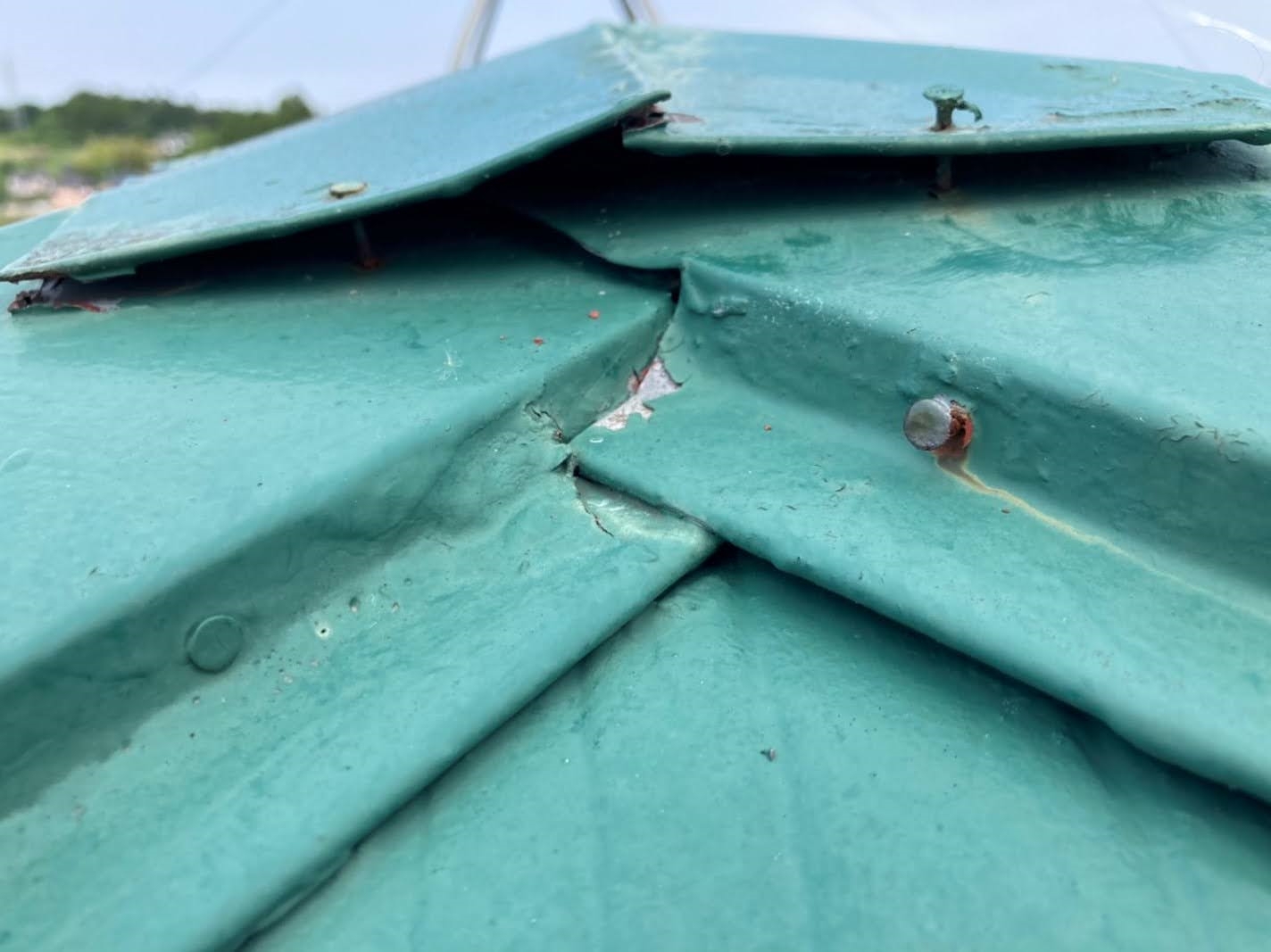 重なりはある物の、これだけ隙間が開いていると雨水は侵入してしまう状態の棟板金