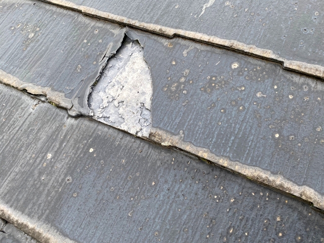 ところどころで大きく破損しているコロニアル屋根