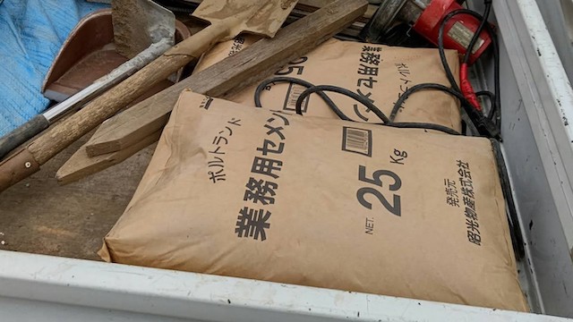 ブロック塀の隙間を埋めるセメント