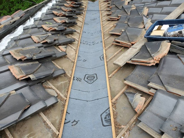 谷板金の下地に新たに防水シート敷設