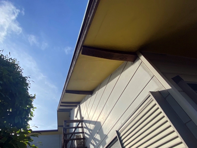 軒天のケラバ側を軒先から見る