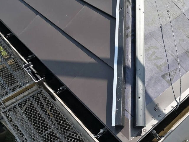 隅棟の片側のカバー工事中