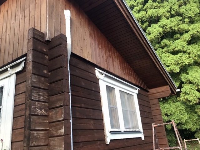 壁面や軒天他の付帯部の下塗り