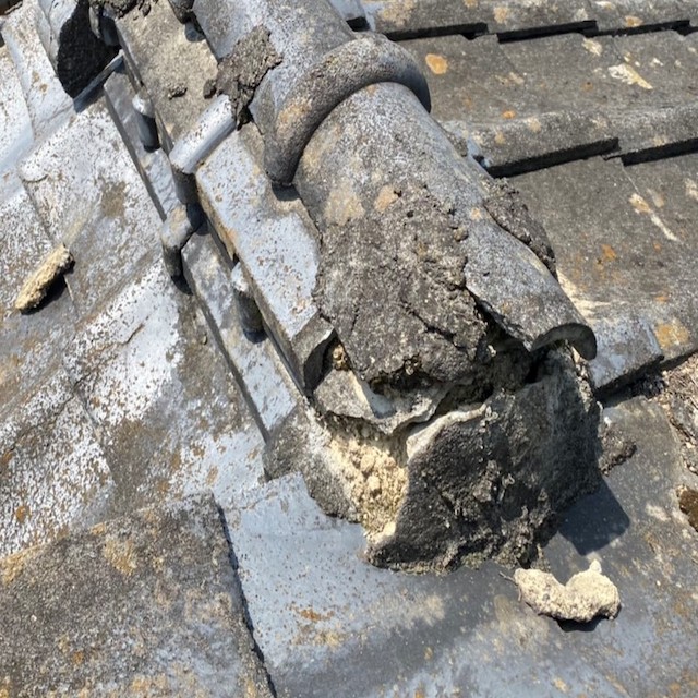 棟瓦が酷く崩壊している