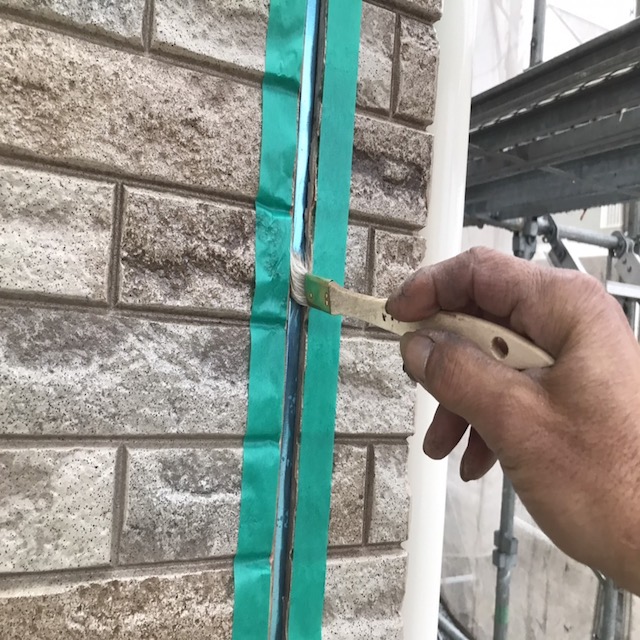 窯業系サイディング目地に、刷毛でたっぷりプライマーを塗布