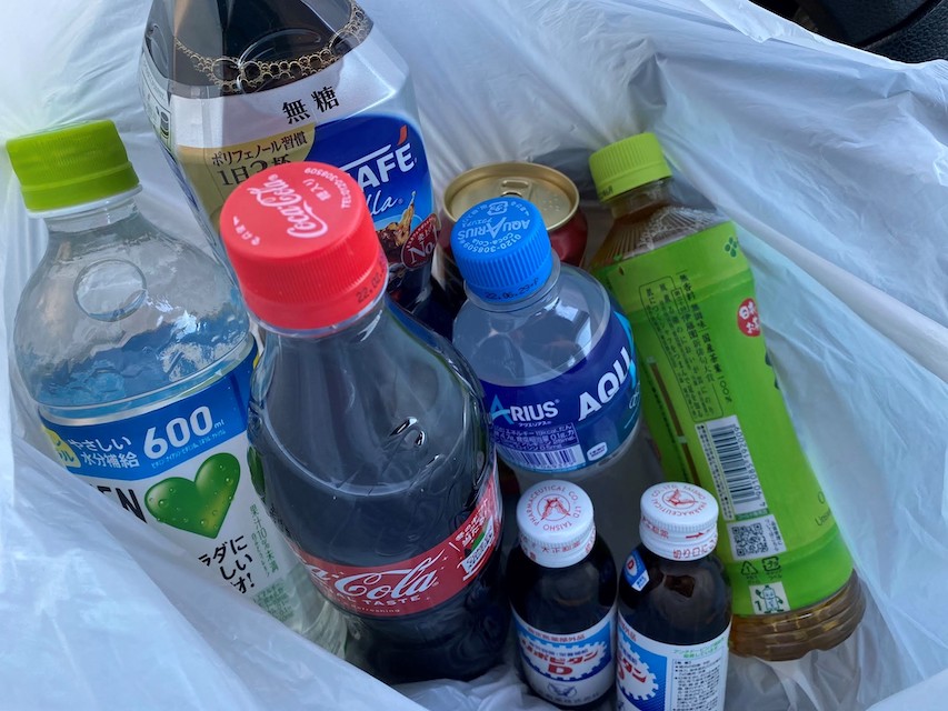 袋に入ったお土産の飲料水