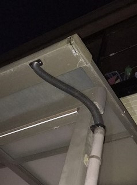 凡庸品のジャバラ止めホースを使用