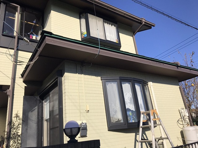 軒樋を交換する為既存の軒樋を外した鼻隠し