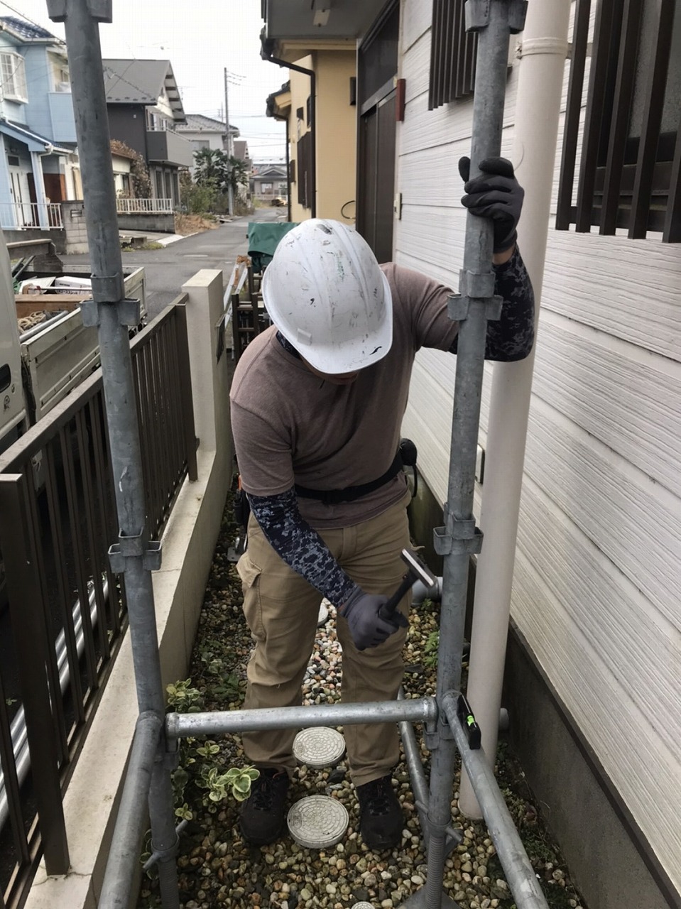 足場を設置する作業員