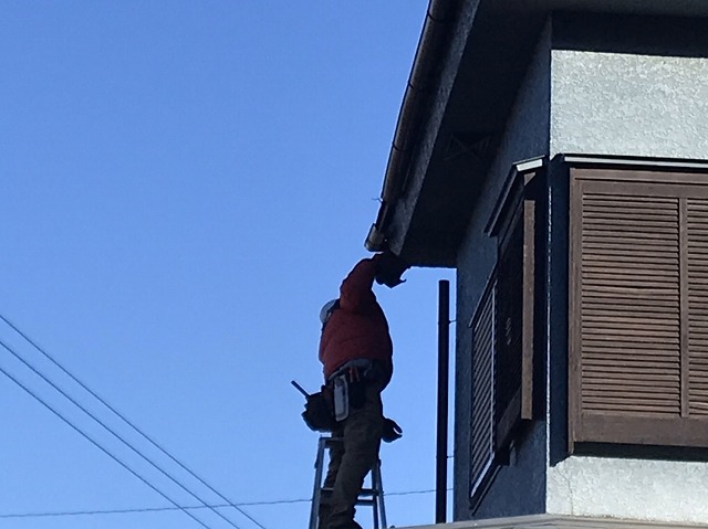 2階北面の軒樋部分を修理している職人