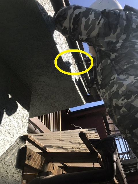 吹付スタッコの鼻隠しに細いドリルで下穴を開ける職人