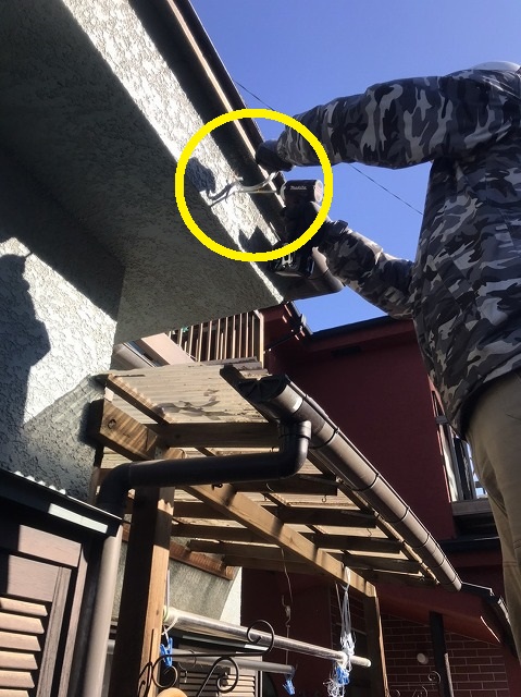 下穴が空いている鼻隠しに支持金具を施工する職人