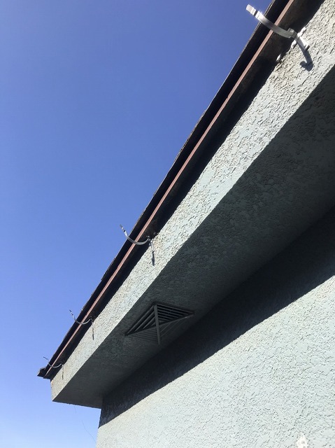 吹付スタッコの鼻隠しに新しい支持金具が施工された画像