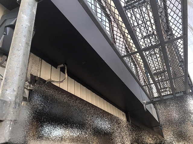 ガルバリウム板金で補修を行ったシャッターボックス