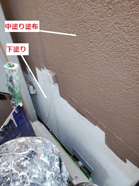 1階部の下塗りと中塗りの比較