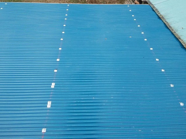 青色のガルバリウム波板で施工した、鉾田市の作業小屋屋根