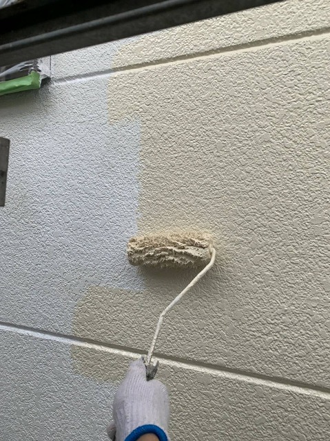 中塗りをローラーで丁寧に行う