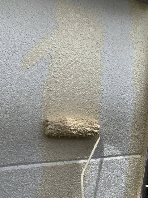 均等に斑なく中塗りをローラーで行う