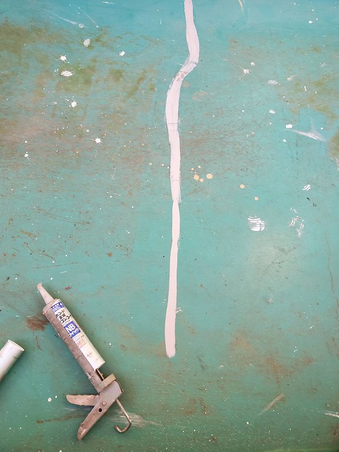 既存のバランだ床面の亀裂に変性シリコンでシーリング