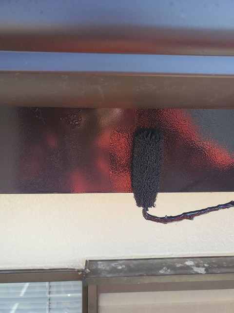 ひたちなか市のO様邸の破風板に茶色の塗料をローラーで塗布