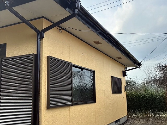 イエローオレンジ色の外壁塗装が完了した水戸市の住宅