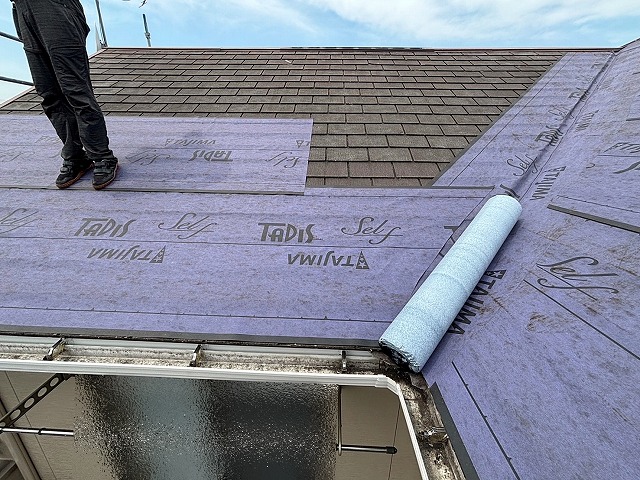 屋根洗浄後は十分に乾かし防水紙を敷設