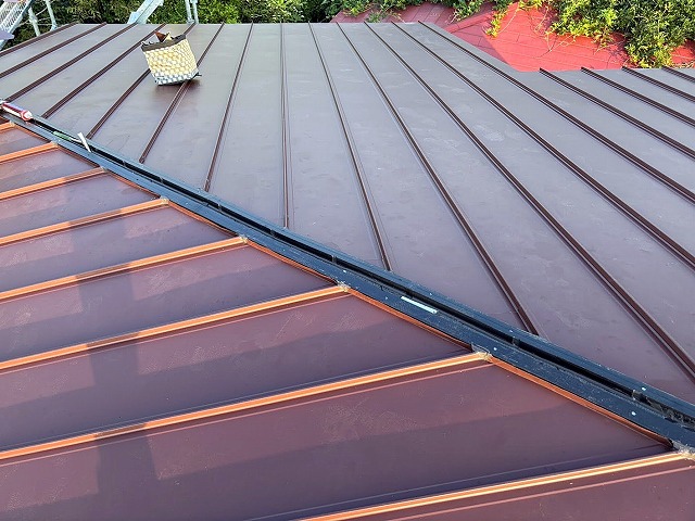 タテ葺き屋根の最大のメリットは棟から軒先まで雨水が一気に流れる