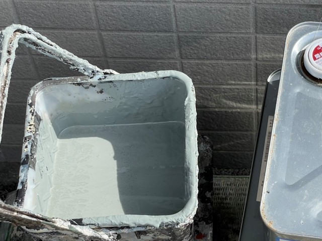 調合した塗料を手持ちバケツに入れる