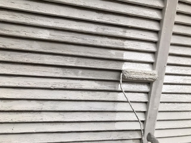 木部用下塗り材を戸袋に塗布