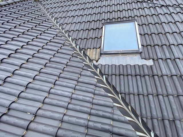 天窓周りの葺き直しと谷板金の交換を提案